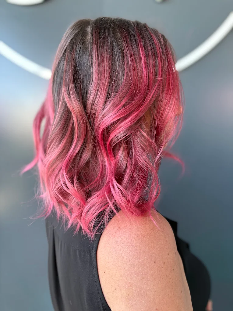 Balayage cheveux roses salon de coiffure mixte Célia Fiorini à Beaune