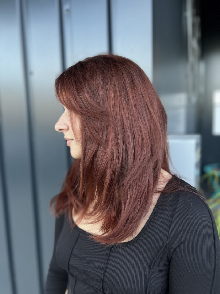 Coupe de cheveux et couleur auburn par le salon de coiffure Célia Fiorini