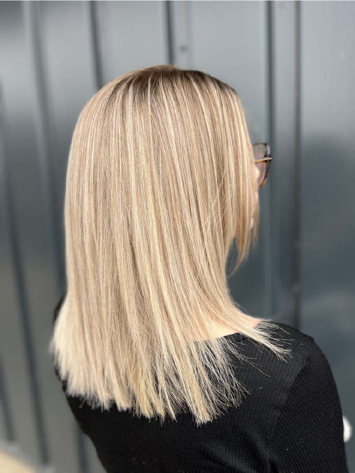 Balayage blond polaire sur cheveux lisses par le salon de coiffure Célia Fiorini