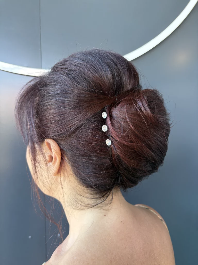 Chignon avec ornement perlé sur cheveux bruns par ABCD'Hair salon de coiffure mixte à Beaune
