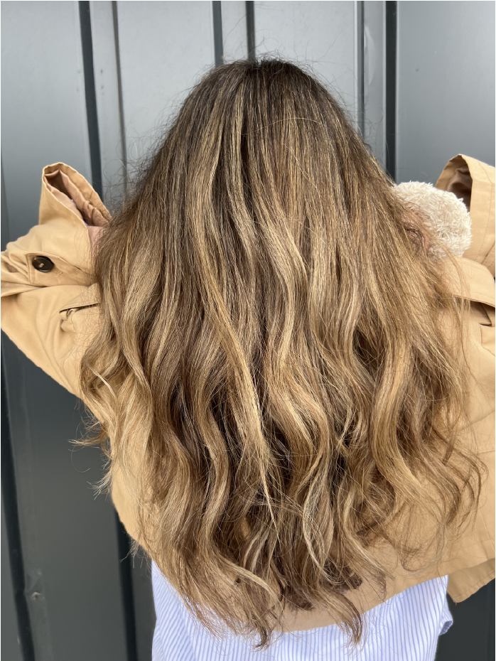 Cheveux dorés ondulés par le salon de coiffure Célia Fiorini