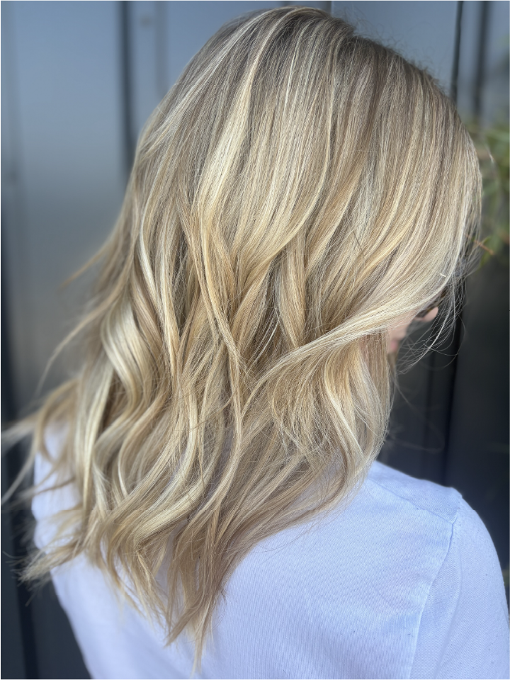 Balayage lumineux sur cheveux blonds au salon de coiffure mixte Célia Fiorini à Beaune